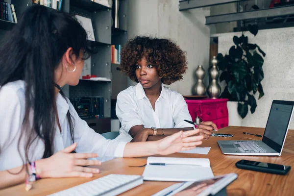 Twee Jonge Vrouwen Studeren Samen Met Behulp Van Laptop — Stockfoto