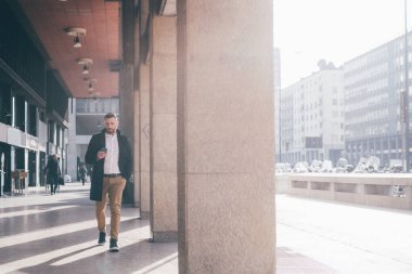 Akıllı telefon kullanan bir adam - iş adamı akıllı telefon ile çalışıyor - iş adamı, alıcı, teknoloji konsepti