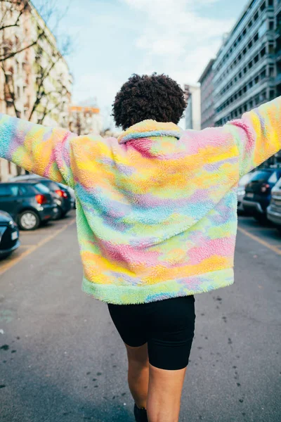 Zwarte Vrouw Outdoor Het Verspreiden Van Armen Zorgeloos Backview Diverse — Stockfoto