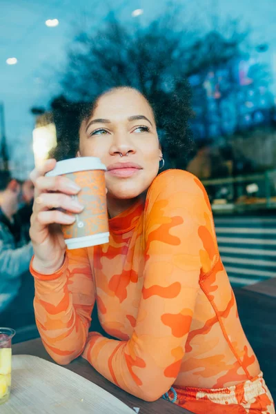 Mujer Negra Sentada Bar Beber Taza Reutilizable Soñar Despierto Mujer — Foto de Stock