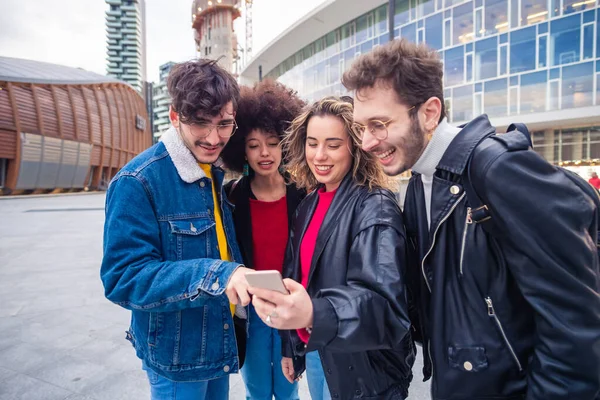 Akıllı Telefon Kullanan Çok Irklı Arkadaşlar Grubu Erkek Kadın Arkadaşlar — Stok fotoğraf