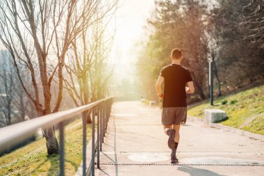 Genç beyaz adam dışarıda koşuyor - erkek koşucu antrenman - spor, antrenman, konsept