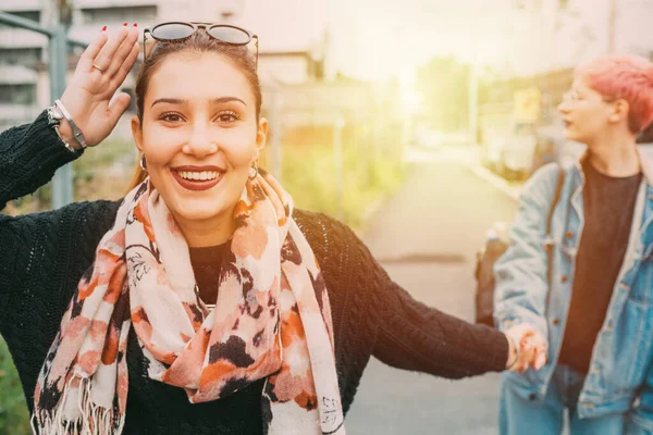 Sonriente Mujer Feliz Liderando Sus Mejores Amigos Cámara Mano Amigas — Foto de Stock