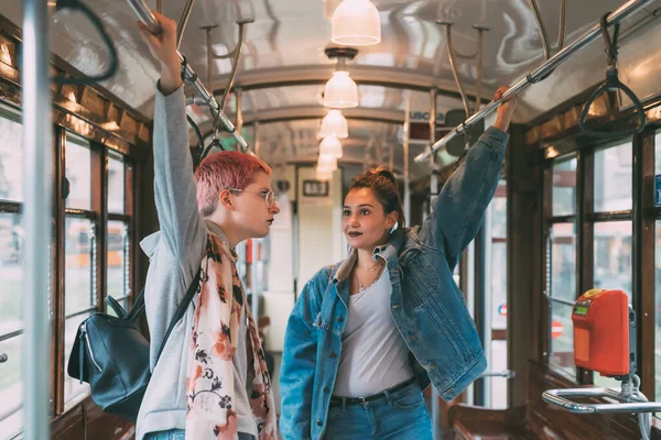 公共交通機関を利用する2人の若い女性 ハンドルを握っている女性の白人通勤者 交通概念 — ストック写真