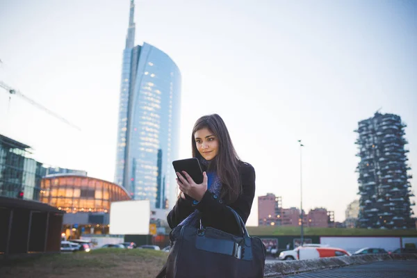 Mujer Joven Que Utiliza Tableta Compras Línea Mujer Negocios Contemporánea — Foto de Stock