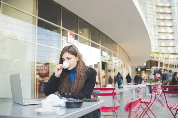 Jonge Zakenvrouw Ontbijten Buiten Met Behulp Van Computer Vrouwelijke Freelancer — Stockfoto