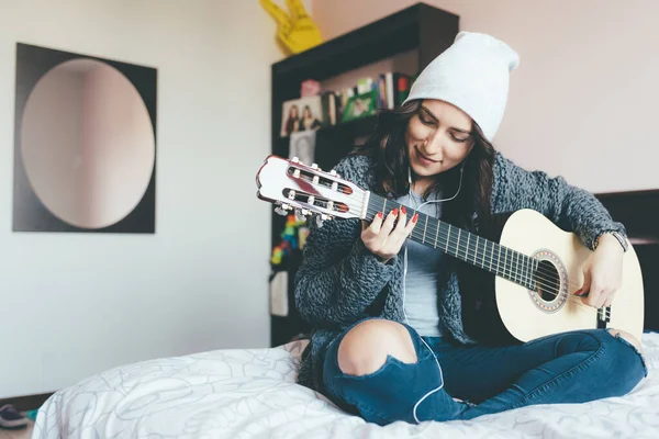 Mujer Joven Sentada Casa Tocando Guitarra Artista Femenina Practicando Estudio —  Fotos de Stock