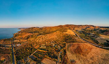 İtalya, Sardinya 'da gün batımında sahil şeridini sihirli hava aracı görüntüsü