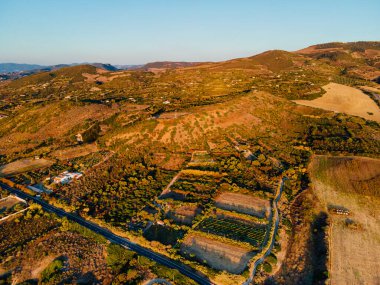 İtalya, Sardunya 'nın iç kesimlerinde hava panoramik drone görüntüsü