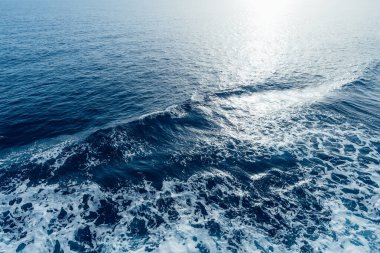 Okyanus dalgalarına bak. Mavi kristal temiz su arkaplanı