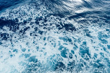 Okyanus dalgalarına bak. Mavi kristal temiz su arkaplanı