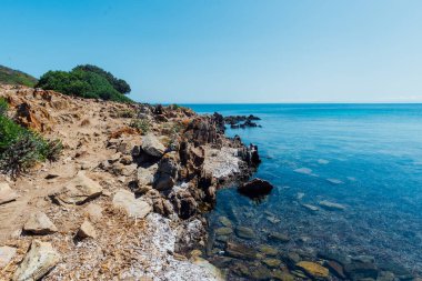 İtalya, Sardunya 'da kimsenin olmadığı turkuaz ve şeffaf bir denizle yıkanmış Asinara Coastilne' nin göz kamaştırıcı manzarası