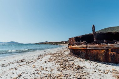 İtalya, Sardunya 'da kimsenin olmadığı turkuaz ve şeffaf bir denizle yıkanmış Asinara Coastilne' nin göz kamaştırıcı manzarası