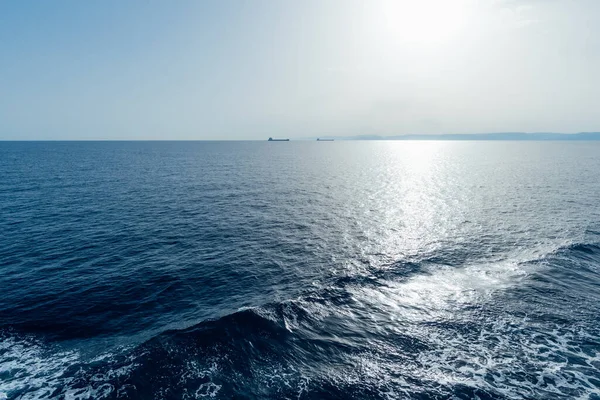 Utsikt Mot Havsvågor Blå Kristall Klart Vatten Bakgrund — Stockfoto