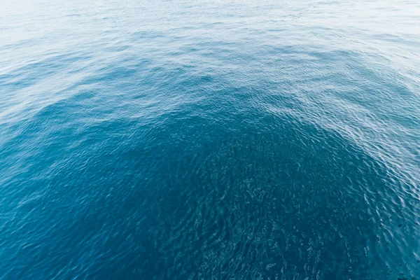 Okyanus Dalgalarına Bak Mavi Kristal Temiz Arkaplanı — Stok fotoğraf
