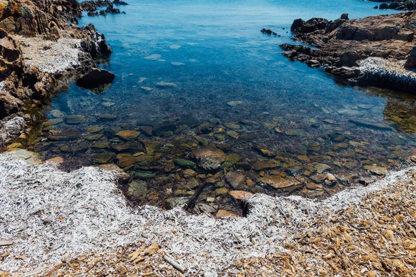 イタリアのサルデーニャ島に誰もいないターコイズブルーの透明度の高い海に囲まれたアシナラ海岸の素晴らしい景色 — ストック写真