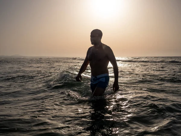 Caucásico Hombre Barbudo Maduro Bañándose Mar Hombre Mayor Playa Nadando — Foto de Stock