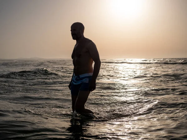 Kaukaski Dojrzały Brodaty Mężczyzna Kąpiący Się Morzu Starszy Mężczyzna Plaży — Zdjęcie stockowe