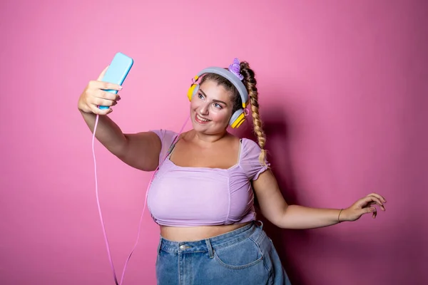 Giovane Bella Size Donna Prendendo Selfie Sfondo Rosa Isolato Paffuto — Foto Stock