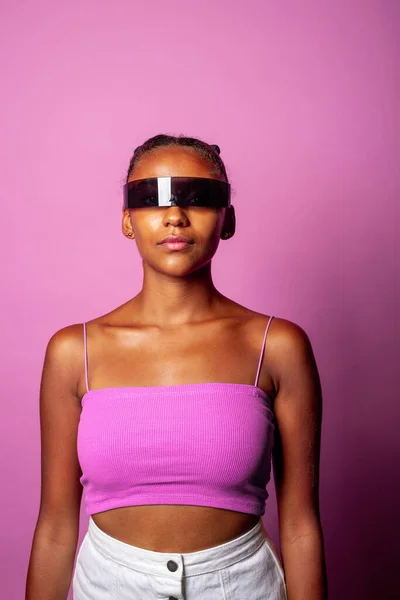 ピンクの背景にスマートグラスを身に着けている若い黒人女性 背景に隔離された多様な若い女性 拡張現実 Sfコンセプト — ストック写真