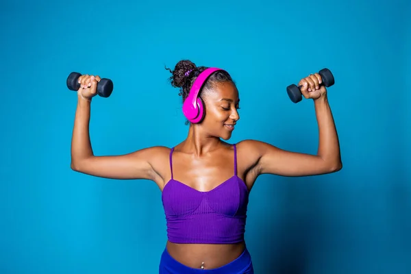 Fit Young Black Weight Lifting Blue Background Listening Music Isolasi — Stok Foto