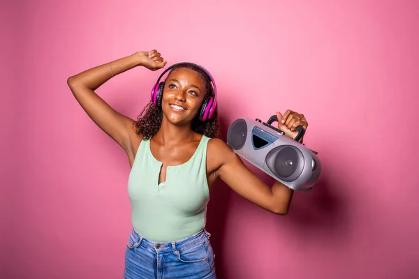 Joven Hermosa Mujer Negra Bailando Interior Del Baground Rosa Sosteniendo — Foto de Stock