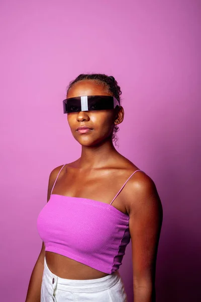 Mujer Negra Joven Con Gafas Inteligentes Sobre Fondo Rosa Diversa — Foto de Stock