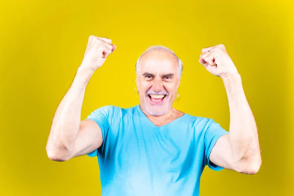 Hombre Mayor Pelo Gris Pie Sobre Fondo Amarillo Aislado Muy —  Fotos de Stock