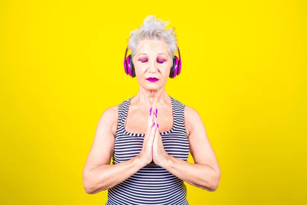 Elderly Woman Doing Yoga Yellow Background Isolated Mature Woman Concentrating — Stock Photo, Image