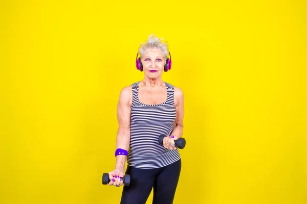 Entrenamiento Mujeres Mayores Usando Mancuernas Sobre Fondo Amarillo Mujer Madura — Foto de Stock