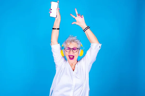 Gammal Kvinna Entusiastisk Dans Lyssna Musik Innehav Smartphone Senior Grandmoter — Stockfoto