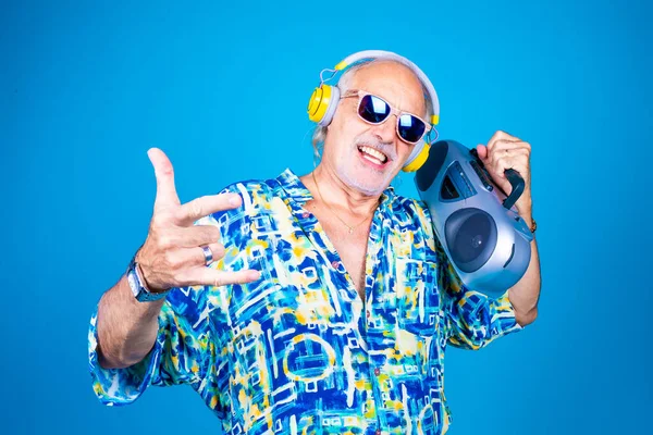 Dziadek Kaukaski Taniec Kolorowym Tle Crazy Śmieszne Starzec Słuchanie Muzyki — Zdjęcie stockowe