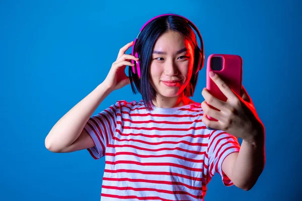 Jonge Mooie Aziatische Vrouw Nemen Selfie Blauwe Achtergrond Geïsoleerde Asiatische — Stockfoto