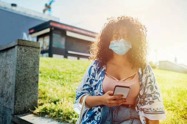 Young Multiethnic Woman Posing Outdoor Wearing Protective Mask Mixed Race — Stock Photo, Image