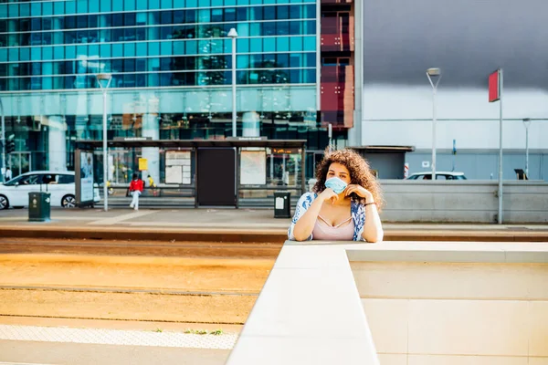 Multiétnica Jovem Mulher Livre Usando Máscara Facial Mestiça Turista Fêmea — Fotografia de Stock