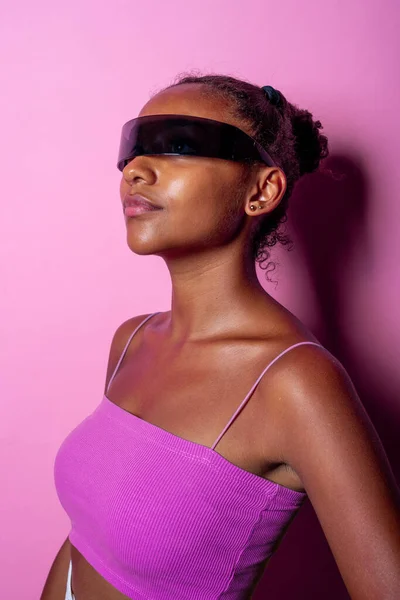 Mujer Negra Joven Con Gafas Inteligentes Sobre Fondo Rosa Diversa — Foto de Stock