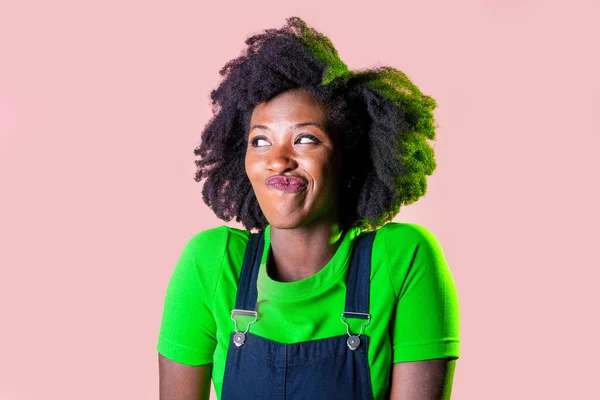 Studio Portret Van Sluwe Jonge Zwarte Vrouw Geïsoleerde Achtergrond Afro — Stockfoto