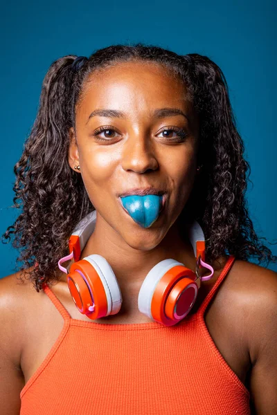 Γυναίκα Απομονωμένη Φόντο Που Δείχνει Μπλε Χρωματιστή Γλώσσα Playgul Μαύρο — Φωτογραφία Αρχείου