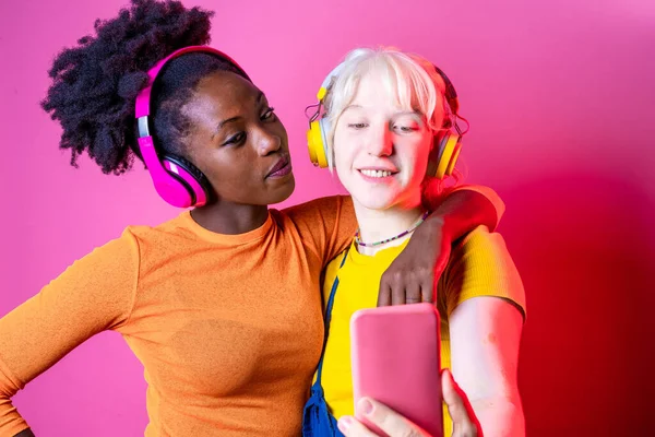 Dos Jóvenes Amigos Multiétnicos Vistiendo Sobre Fondo Rosa Tomando Selfie —  Fotos de Stock