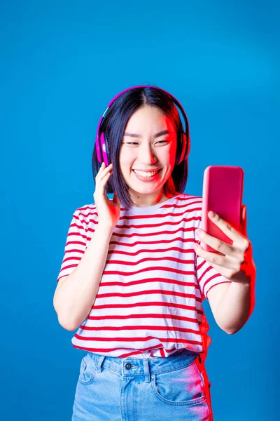 Jeune Belle Femme Asiatique Prenant Selfie Sur Fond Bleu Isolé — Photo