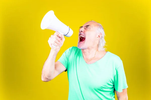 Älterer Mann Schreit Laut Einem Megafon Auf Gelbem Hintergrund Älterer — Stockfoto