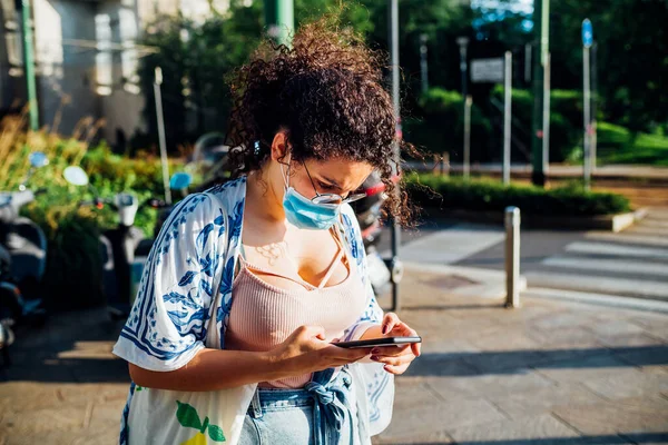 Multiethnic Young Woman Wearing Mask Using Smartphone Outdoor Mixed Race — Stock Photo, Image