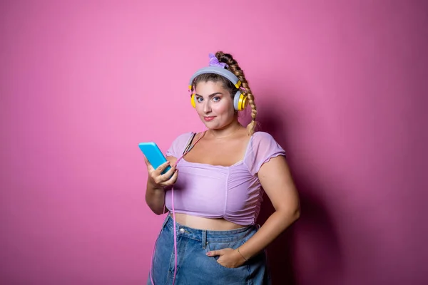 Allegro Caucasico Paffuto Donna Sfondo Rosa Ascolto Musica Tenendo Smartphone — Foto Stock