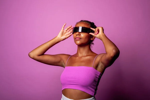 Νεαρή Μαύρη Γυναίκα Που Φοράει Έξυπνα Γυαλιά Ροζ Φόντο Διαφορετική — Φωτογραφία Αρχείου