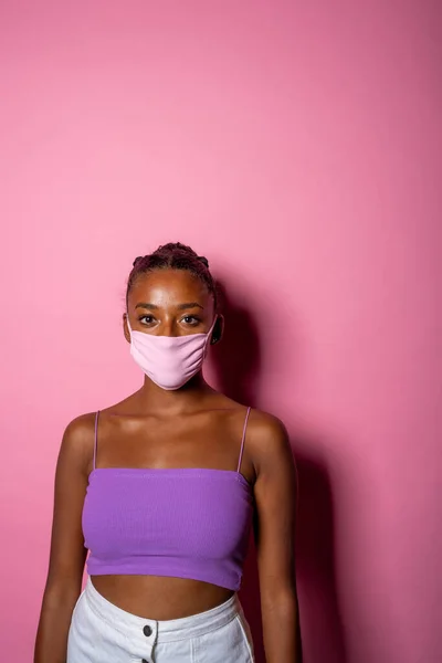 Retrato Joven Mujer Negra Con Mak Quirúrgico Mujer Aislada Sobre — Foto de Stock