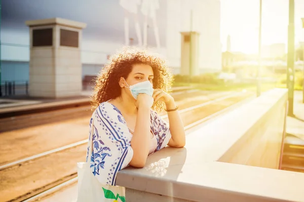 Mujer Joven Multiétnica Aire Libre Con Mascarilla Carrera Mixta Turista — Foto de Stock