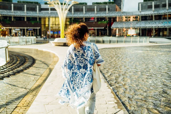 Terug Uitzicht Jonge Gemengde Ras Vrouw Dragen Masker Lopen Buiten — Stockfoto