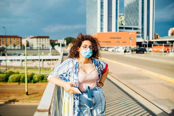 Mujer Joven Raza Mixta Con Máscara Posando Aire Libre Chica —  Fotos de Stock