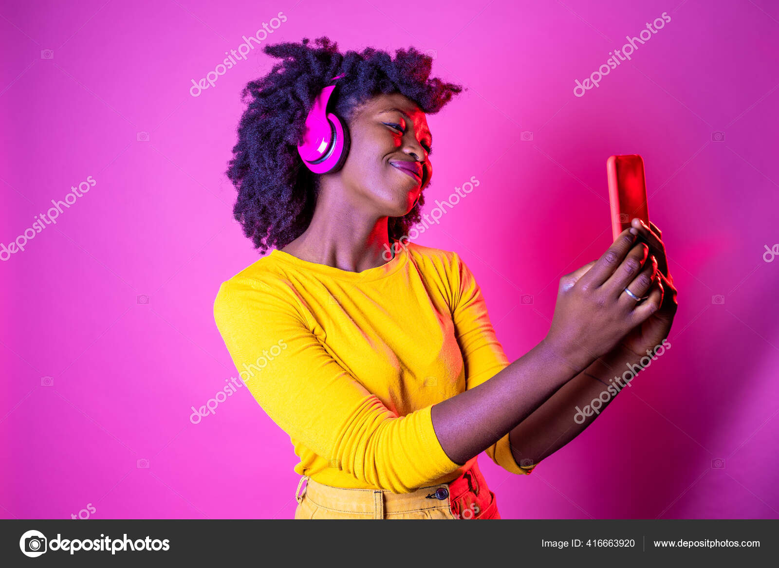 Jeune Belle Femme Noire Prenant Selfie Sur Fond Rose Isolé — Photo de stock  par ©peus - 416663920, image size:1600x1167