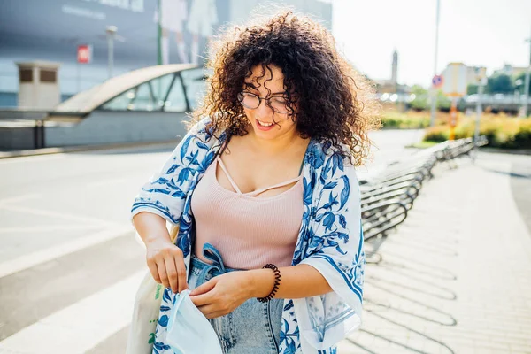 Mujer Joven Multiétnica Aire Libre Posponer Mascarilla Mezcla Raza Femenina — Foto de Stock